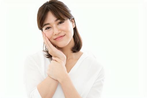 若い女性 スキンケア 若い女性 スキンケア 女性,人物,フェイシャルの写真素材