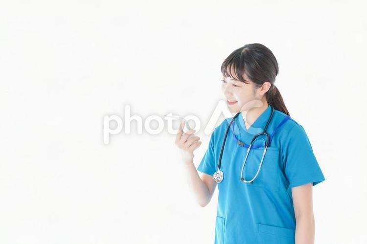 体温測定をする笑顔の若いナース 職業,病棟,病気の写真素材