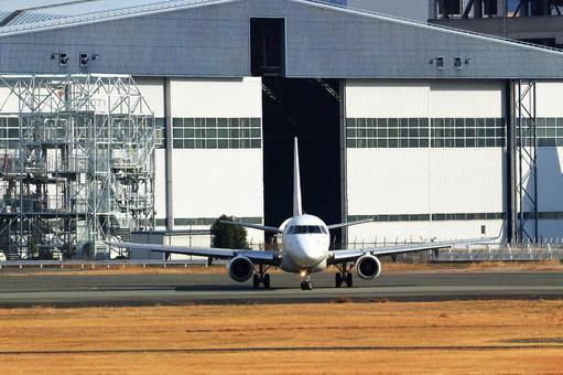 大阪国際空港で離発着する旅客機 大阪国際空港で離発着する旅客機 大阪国際空港,伊丹空港,旅客機の写真素材