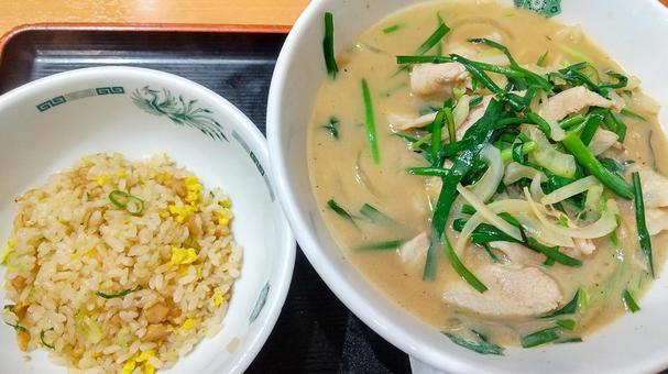 肉ニララーメンと半炒飯 肉ニララーメンと半炒飯の写真