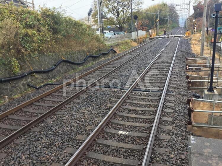 線路と踏み切り プラットフォーム,レール,交通機関の写真素材