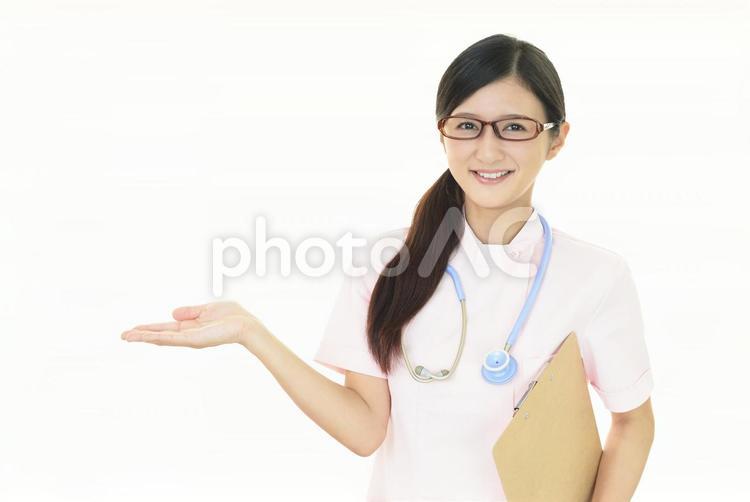 笑顔の看護師　案内 看護師,看護士,看護婦の写真素材