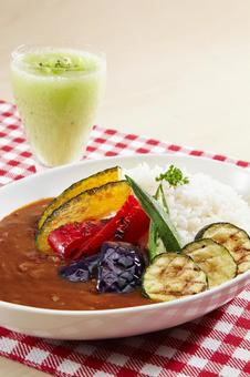 夏野菜カレーとキウイスムージー 夏野菜カレーとキウイスムージーの写真