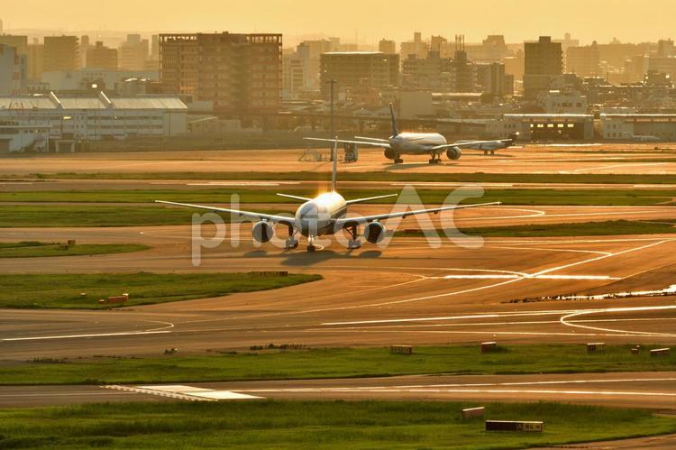 誘導路をタキシングする飛行機 飛行機,空港,旅客機の写真素材