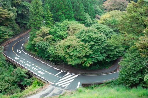 カーブする山道 坂道,カーブ,ワインディングロードの写真素材