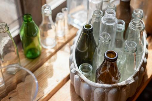 光を受ける様々な色と形の空き瓶 瓶,ガラス瓶,ガラスの写真素材