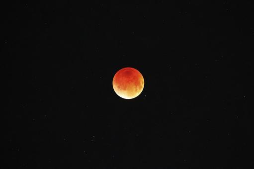 月(皆既月食)と星 月(皆既月食)と星 月食,皆既月食,赤銅色の写真素材