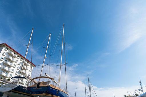 青空に映える白い雲と青い空 青空,空,船舶の写真素材