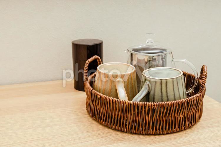 テーブルに置かれたお茶のセット 日本茶,急須,カップの写真素材