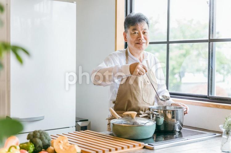 料理を作る高齢者男性（家事・シニア） 高齢者,料理,シニアの写真素材