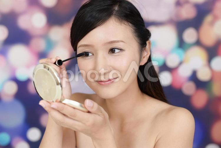 メイクアップをする女性 女性,美容,健康の写真素材
