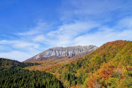 中国地方最高峰「大山」の紅葉 中国地方最高峰「大山」の紅葉 大山,伯耆富士,紅葉の写真素材