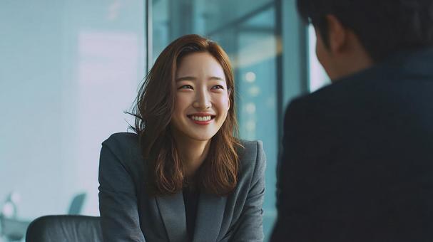 オフィスで真剣に話を聞く女性 オフィスで真剣に話を聞く女性の写真
