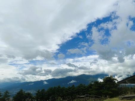 雲間からのぞく青空と山並みの風景 山岳風景,青空,雲の写真素材