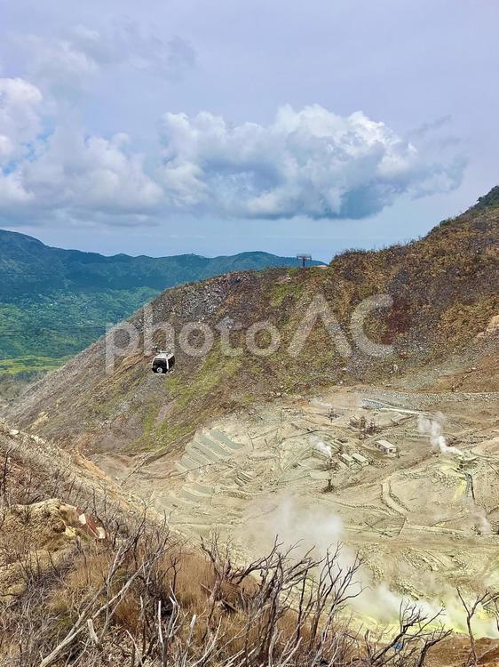 大涌谷の山肌とロープウェイ 大涌谷,火口,噴気の写真素材