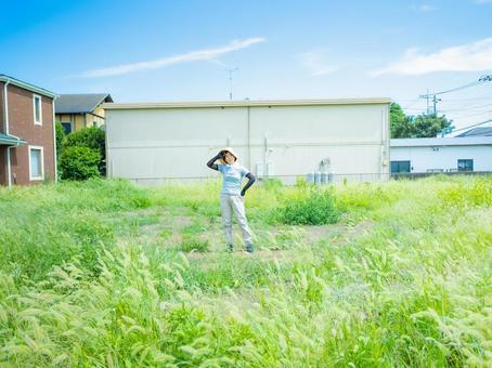 35:草むしりを終えた女性 35:草むしりを終えた女性 屋外作業,草刈り,雑草の写真素材