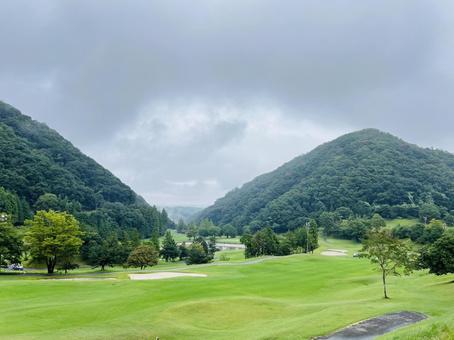 谷間を望む山岳ゴルフコースの雄大な景色 谷間を望む山岳ゴルフコースの雄大な景色 グリーンパークカントリークラブ,ゴルフ場,ゴルフコースの写真素材