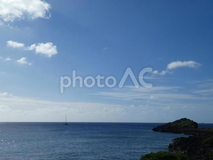 沖縄県宮古島　半島とヨット 沖縄,宮古島,海の写真素材
