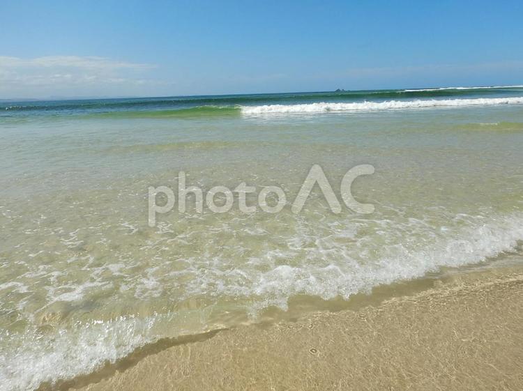 透明綺麗な海と波 晴れ,空,晴天の写真素材
