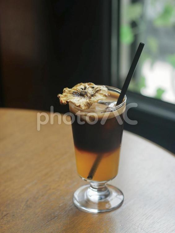 二層のグラデーションのコーヒー飲料 コーヒー,ドリンク,冷たいの写真素材