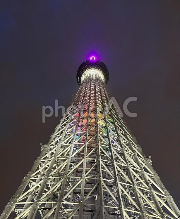 スカイツリーを見上げて スカイツリー,夜景,ライトアップの写真素材