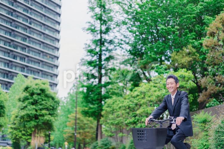 自転車通勤をする高齢のビジネスマン 運動,韓国人,緑の写真素材