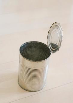 屋内に置かれた空き缶 屋内に置かれた空き缶の写真
