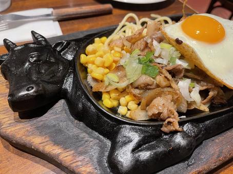 牛肉の鉄板焼き 牛肉の鉄板焼き 牛肉,焼肉,鉄板焼きの写真素材