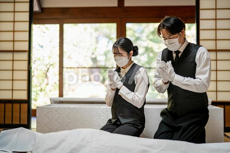 マスクをつけた納棺師 納棺師,美粧衛生師,湯灌師の写真素材