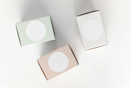 丸いラベルがついた箱3つ(白背景) 丸いラベルがついた箱3つ(白背景)の写真
