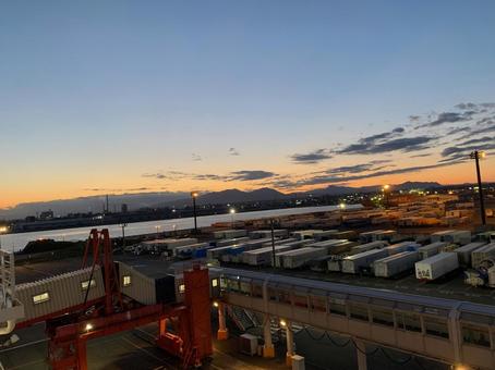 船から望む日没 船から望む日没 苫小牧,夕日,日没の写真素材