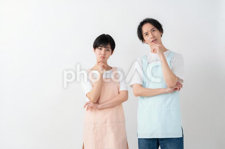 白バックの若い男女の介護士 介護士,介護,看護師の写真素材