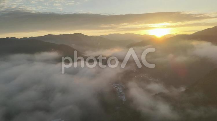 ドローンで雲海の上の朝日を撮影 ドローン,空撮,山頂の写真素材