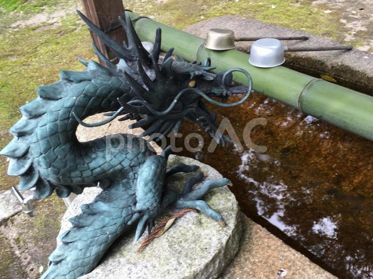 手水舎　龍　青銅　水を司る神様　浄める 手水舎,龍,青銅の写真素材