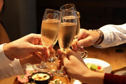 乾杯 乾杯,アルコール,パーティーの写真素材