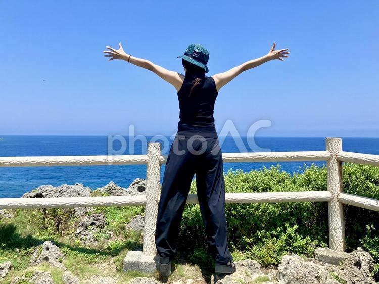 綺麗な海と空を見て両手を広げる女性 海,ビーチ,波の写真素材