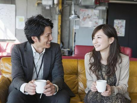 同僚と会話 同僚と会話の写真