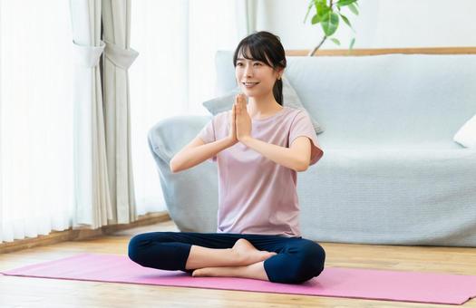 自宅のリビングでヨガをする女性 女性,ヨガ,ストレッチの写真素材
