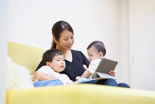 タブレットの画面を見る親子 タブレットの画面を見る親子 タブレットpc,タブレット,親子の写真素材