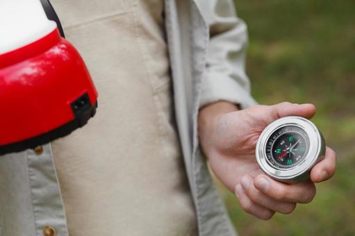 コンパスとランタンを持つ手元 コンパス,ランタン,持つの写真素材