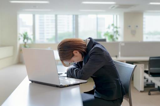 燃え尽きたビジネスウーマン 女性,スーツ,ビジネスウーマンの写真素材