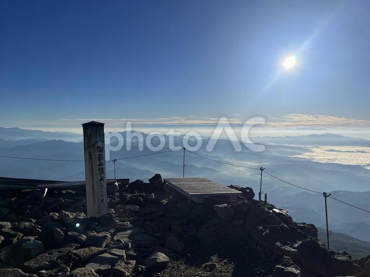 御嶽山頂のご来光と雲海 御嶽山,雲海,太陽の写真素材