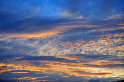 夕焼けに染まる秋の空のダイナミックな雲 夕焼けに染まる秋の空のダイナミックな雲の写真