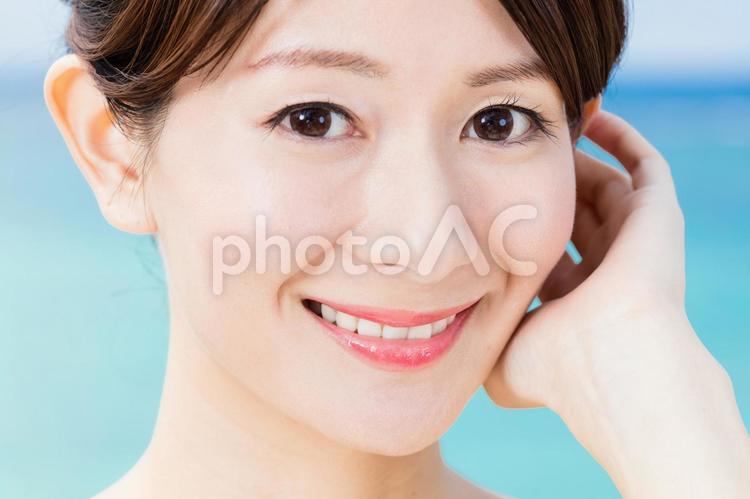 屋外で肌を気にする女性 女性,肌,エステの写真素材