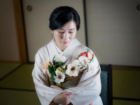 33:花と着物の女性 33:花と着物の女性 着物,花,花束の写真素材