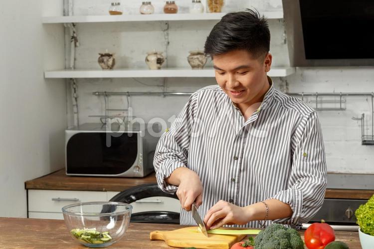 料理中の男性 男性,アジア人,料理中の写真素材