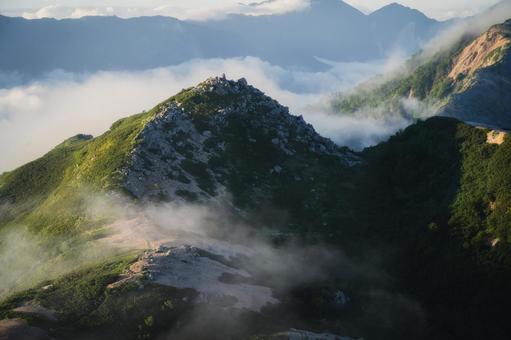 霧の流れる朝の山 霧の流れる朝の山 雲海,雲,朝焼けの写真素材