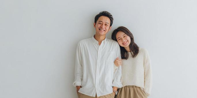 笑顔で並ぶ若い夫婦のポートレート 笑顔で並ぶ若い夫婦のポートレートの写真