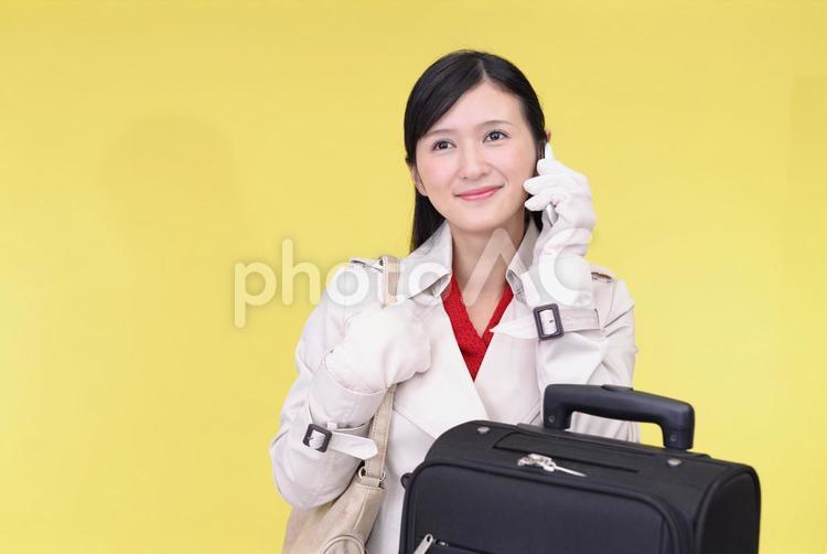 スマートフォンで通話中の旅行客 女性,女,旅行の写真素材
