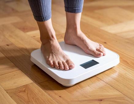 体重計に乗る女性 ダイエット 健康管理 体重計に乗る女性 ダイエット 健康管理の写真